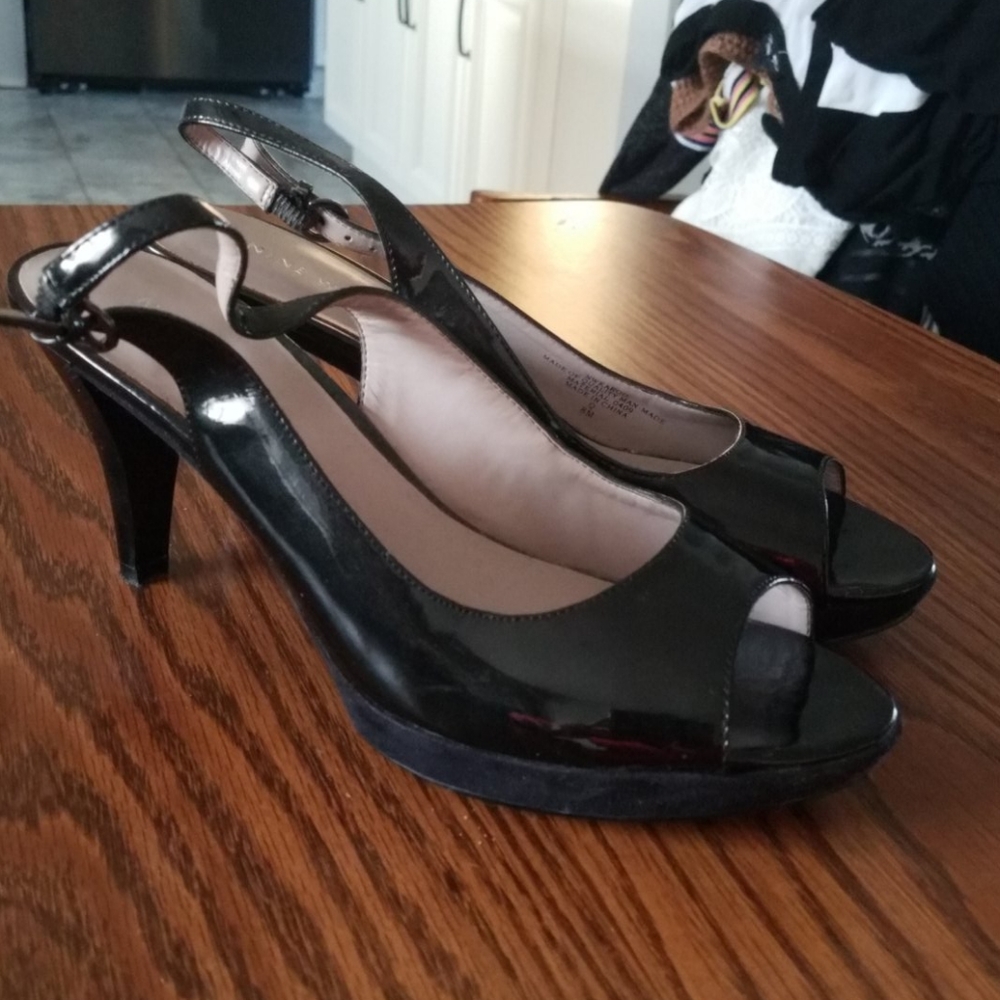 Like new sling back heel
